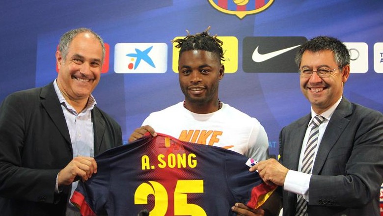 Song exibe a nova camisa blaugrana, n&uacute;mero 25