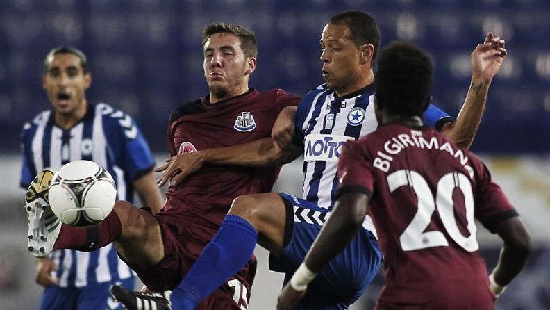 Cheio de reservas, Newcastle s&oacute; empata com Atromitos