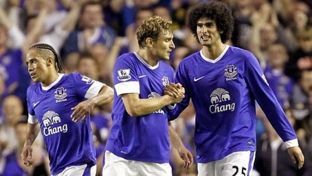 Van Quem? Everton domina United na estreia de Van Persie