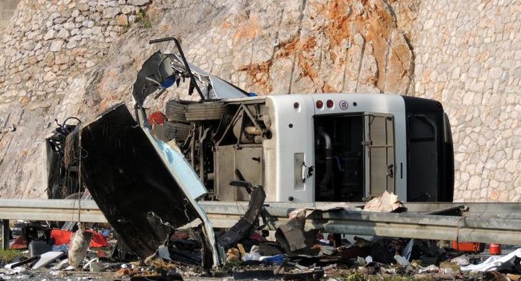 &Ocirc;nibus de torcedores cai em ribanceira e mata 23 pessoas