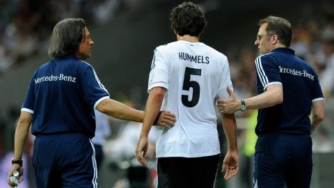 Hummels sofre les&atilde;o e pode desfalcar Dortmund