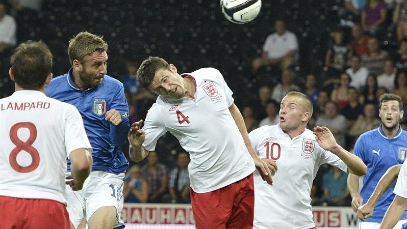 De virada, Inglaterra vence It&aacute;lia com gola&ccedil;o de Defoe