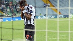 Maicosuel cria escanteio com cavadinha. Falhou