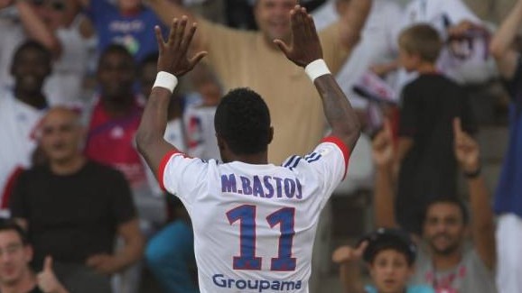 Lyon goleia Troyes com gola&ccedil;o de Michel Bastos