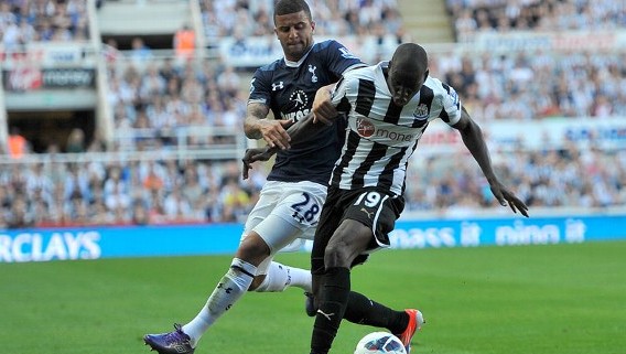 Newcastle come&ccedil;a vencendo Tottenham, rival pela Europa