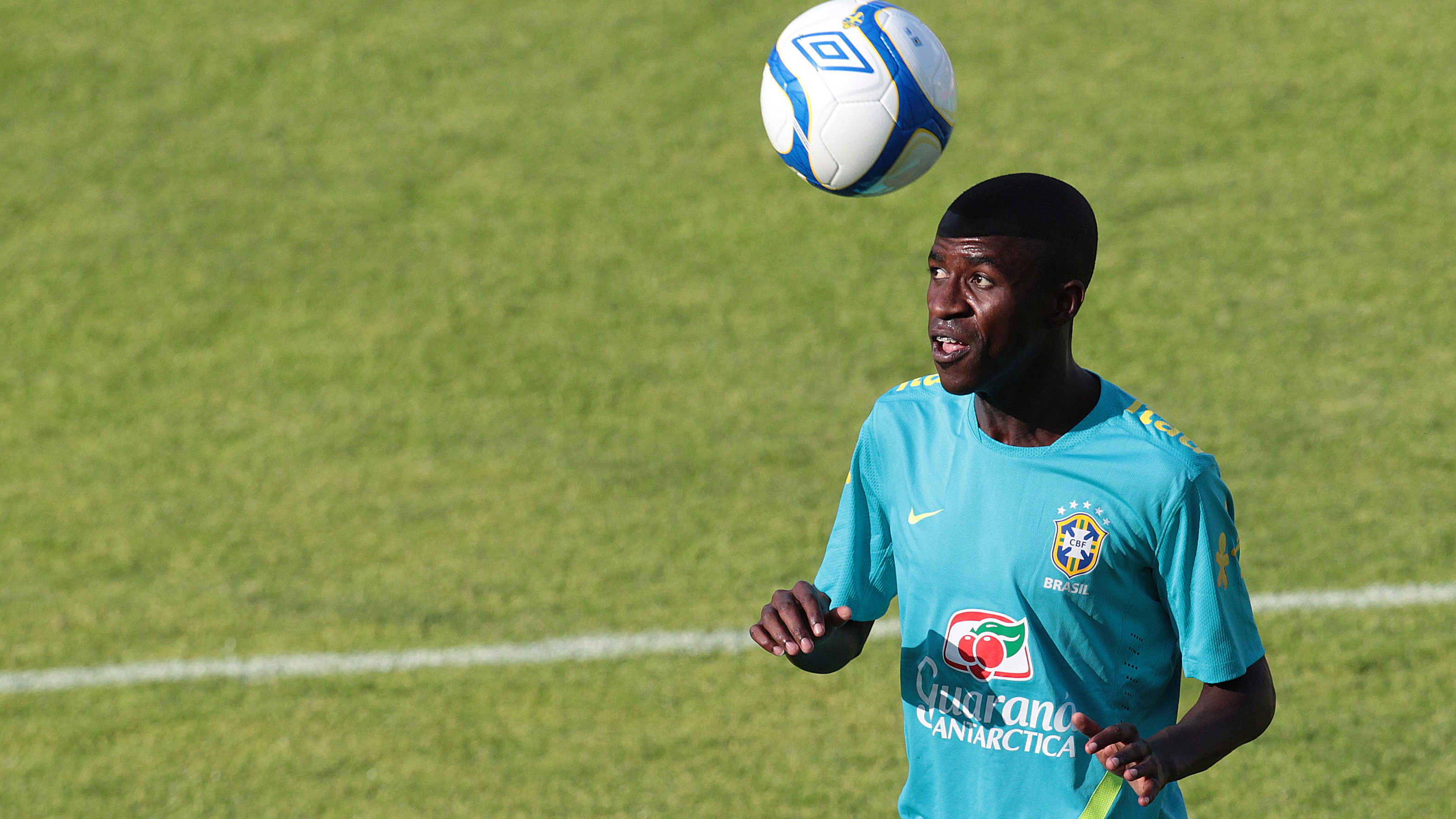 Mano treina com Paulinho e Ramires como titulares