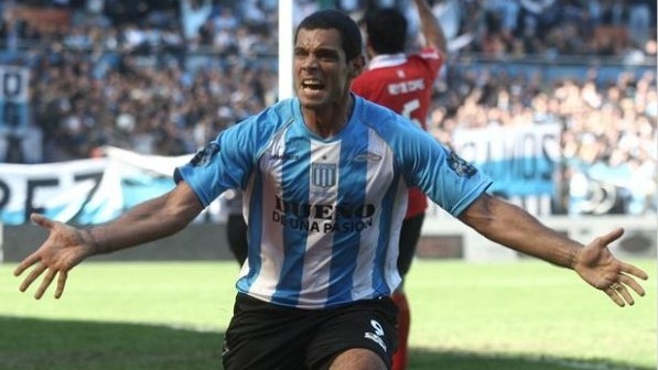 Racing vence cl&aacute;ssico com Independiente e &eacute; l&iacute;der