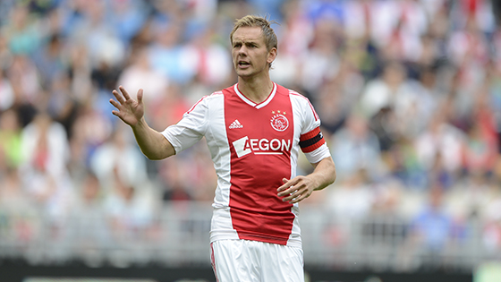 Ajax trope&ccedil;a e se distancia dos l&iacute;deres