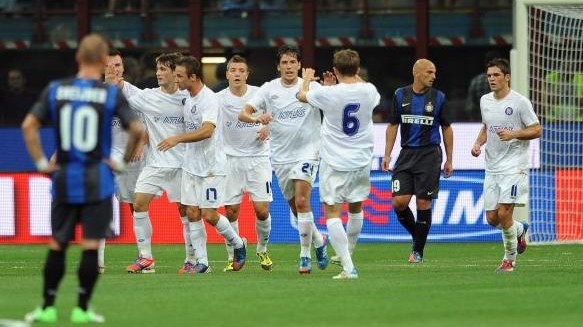 Inter d&aacute; vexame em casa, mas avan&ccedil;a na Liga Europa