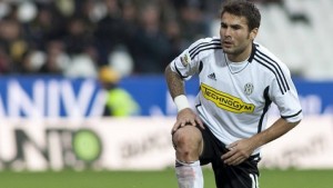 Contratado pelo Ajaccio, Mutu desafia: “Farei mais gols que Ibra”