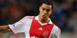 Van der Wiel deixa o Ajax e acerta com o PSG