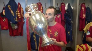 Iniesta supera Messi e Ronaldo e é eleito o melhor da Europa