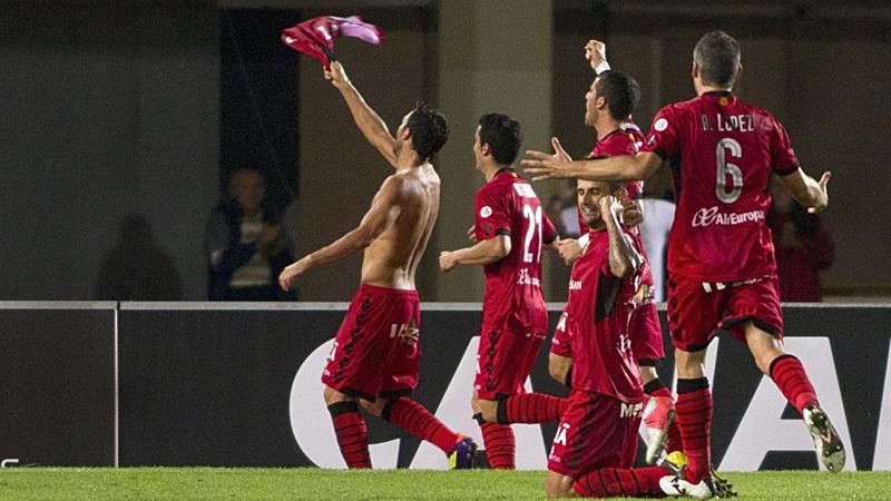 Mallorca vence Real Sociedad e dorme na lideran&ccedil;a
