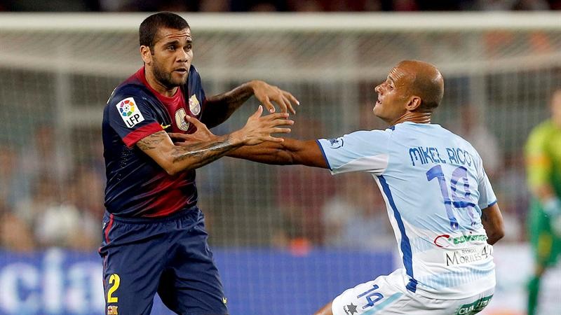 Les&atilde;o afasta Daniel Alves do Barcelona por tr&ecirc;s semanas
