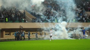 Confusão nas arquibancadas suspende dérbi entre Torpedo e Dynamo