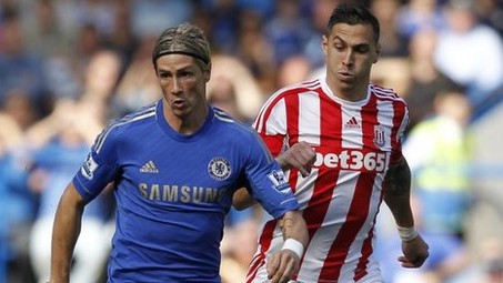 Chelsea sofre para vencer Stoke, mas segue l&iacute;der isolado