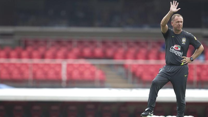 No pós-Copa, Mano igualou Dunga e superou Parreira