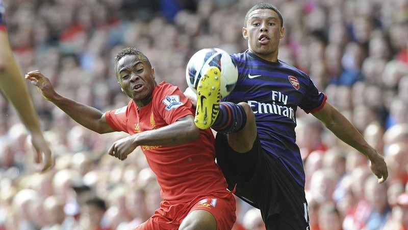Walcott &eacute; cortado e Sterling, do Liverpool, &eacute; convocado