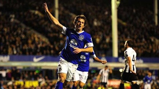 Everton &eacute; brecado pelo Newcastle e reclama do &aacute;rbitro