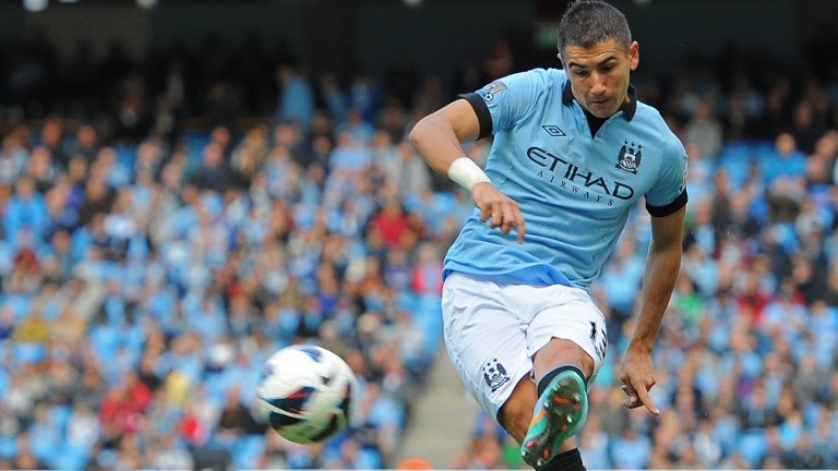 Polícia investiga caso de racismo envolvendo Kolarov em jogo do City