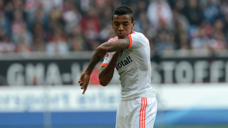 Luiz Gustavo passa por cirurgia e s&oacute; deve retornar em 2013