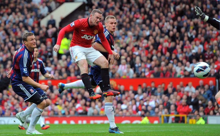 Rooney brilha, Man Utd vence e segue na cola do Chelsea