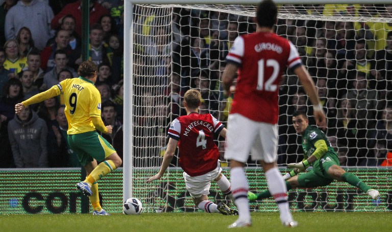 Arsenal perde e desperdi&ccedil;a chance de ficar entre os quatro