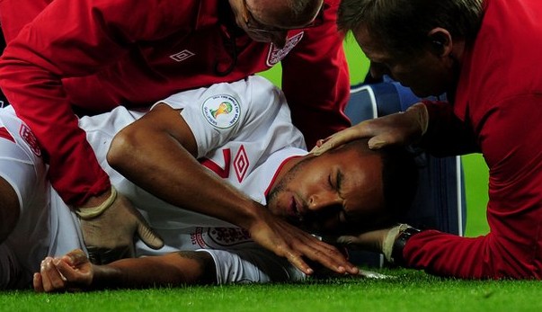 Por trombada violenta, Walcott &eacute; cortado da sele&ccedil;&atilde;o inglesa