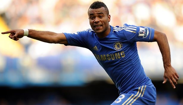 Ashley Cole &eacute; multado por mensagem ofensiva contra a FA