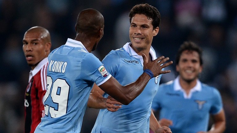 Hernanes comemora com Konko seu gol no jogo contra o Milan (FILIPPO MONTEFORTE / AFP)