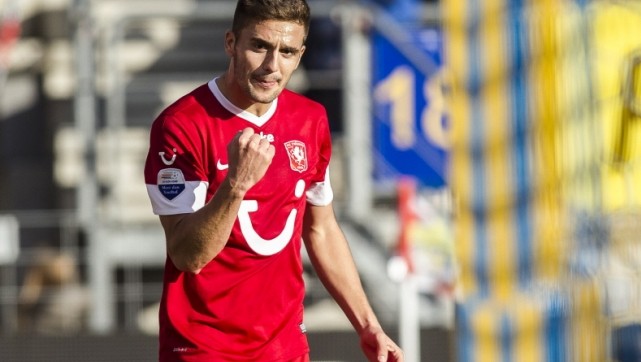 Twente vence fora de casa e mant&eacute;m ponta