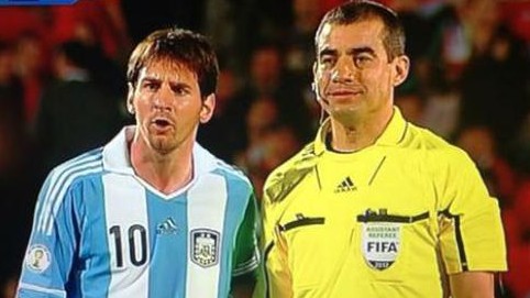 Bandeirinha tira foto com Messi e chilenos n&atilde;o gostam