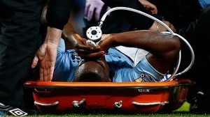 Micah Richards lesiona o joelho e desfalca City por quatro meses