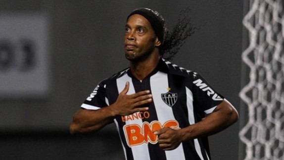 Assis: &ldquo;Ronaldinho s&oacute; define futuro ap&oacute;s falar com Atl&eacute;tico&rdquo;
