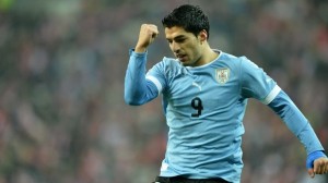 Suárez acerta soco em chileno e deve ser punido