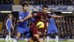 Maltratados: Benítez é vaiado e bola apanha de Chelsea e City