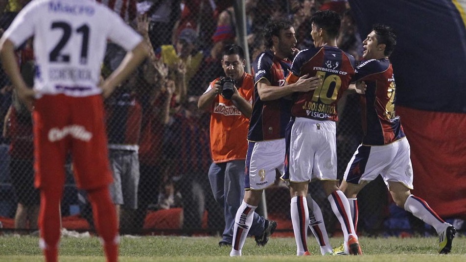 Cerro Porte&ntilde;o bate Tigre e sai em vantagem na Sul-Americana