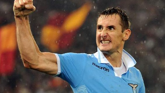 L&ouml;w dispensa &Ouml;zil e Klose de jogo contra Holanda