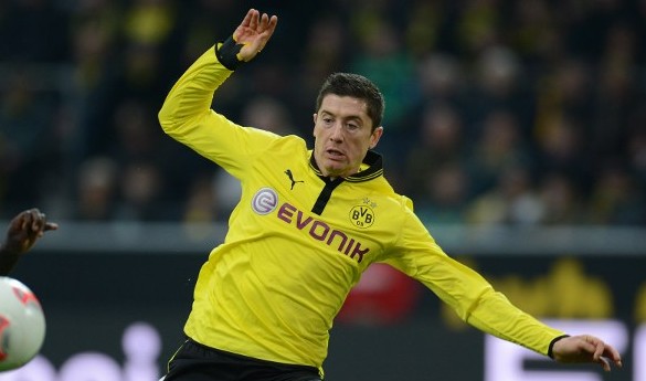 Dortmund e Schalke trope&ccedil;am; Bayern sorri