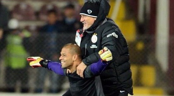 Sai que &eacute; tua! Felipe Melo pega p&ecirc;nalti e garante vit&oacute;ria