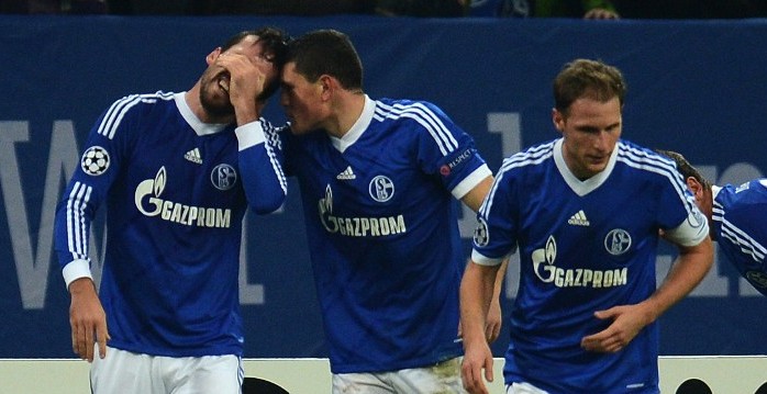 Schalke bate Olympiacos e tamb&eacute;m vai para as oitavas da LC