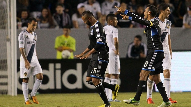 Nos acr&eacute;scimos, Earthquakes derruba Galaxy em LA