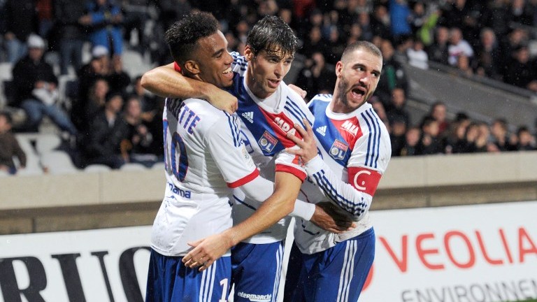 Lyon goleia Bastia no final e segue na cola dos l&iacute;deres