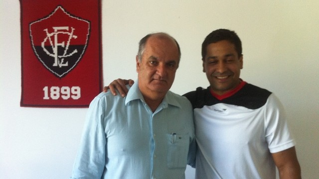 Liga&ccedil;&atilde;o perigosa: bandeirinha treina no Vit&oacute;ria para 2014 e posa ao lado de presidente com camisa rubro-negra