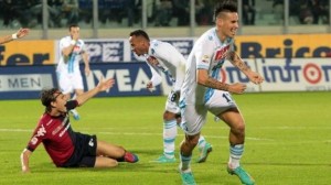 No fio da navalha, Napoli vence e cola na ponta
