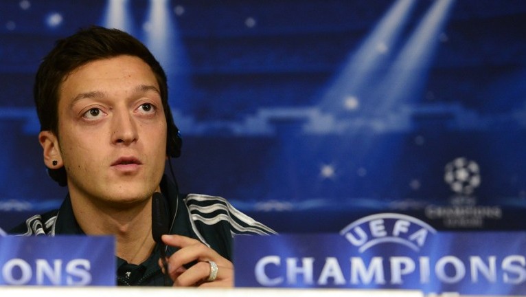 &Ouml;zil: &ldquo;Dividiria a Bola de Ouro entre Casillas e Ronaldo&rdquo;