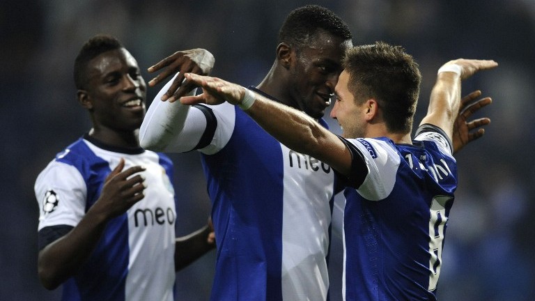 Porto vence f&aacute;cil e precisa de empate para garantir primeiro lugar