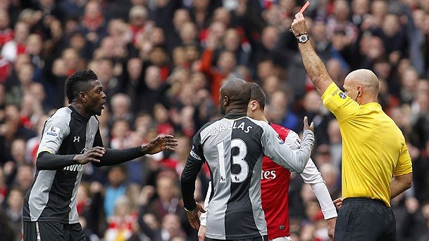 Adebayor: &ldquo;Um minuto como her&oacute;i, no outro como vil&atilde;o&rdquo;