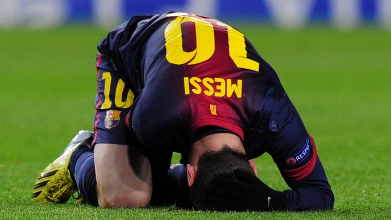 S&oacute; o susto: Les&atilde;o n&atilde;o &eacute; grave e Messi pode voltar no domingo