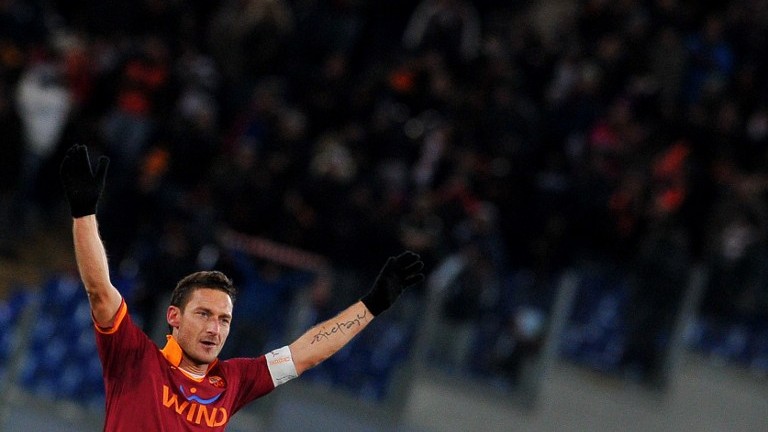 Espet&aacute;culo: com show de Totti, Roma vence a Fiorentina
